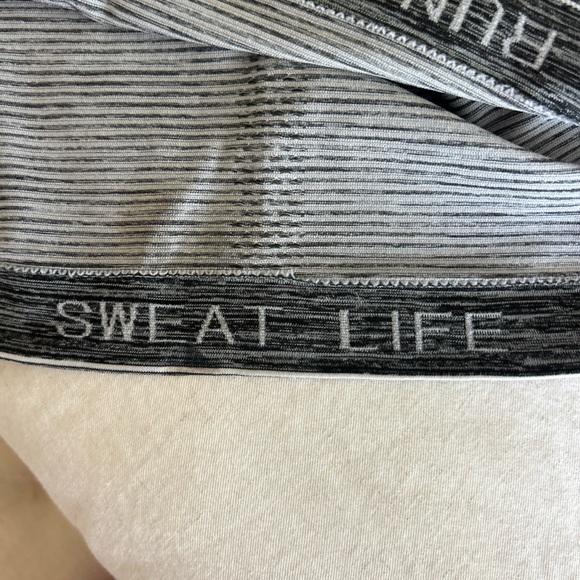 Lululemon Women’s 4 Black Gray Striped Swiftly Tech Racerback Tank Workout Run - Picture 5 of 7